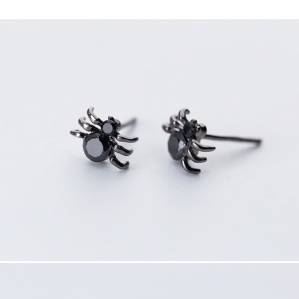 Black Spider Stud Earrings Halloween - Picture 7 of 7
